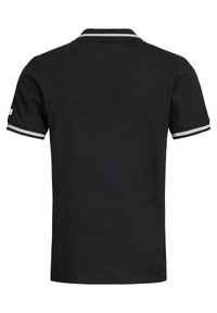 Camisa polo negra con un diseño clásico, que presenta un cuello y puños a rayas en gris contrastante, hecha de un tejido de algodón texturizado.