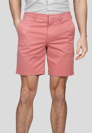 Shorts en coton rose clair pour homme avec une coupe droite, deux poches latérales et des passants de ceinture. Texture douce et style décontracté.
