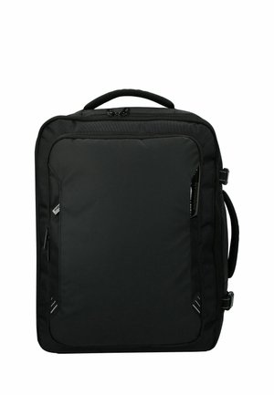 Mochila rectangular negra con bolsillo frontal acolchado, asas en la parte superior y lateral, y cierres de cremallera sobre fondo blanco.