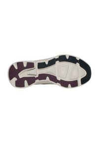 La suela del zapato presenta un diseño en bloques de color con secciones en púrpura, negro y blanco. Los patrones texturizados mejoran el agarre y la tracción.