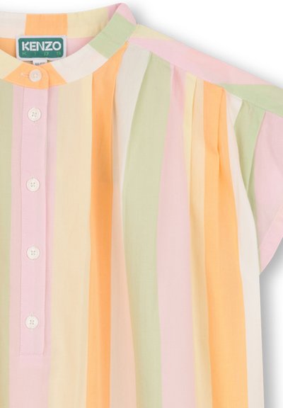 Chemise à manches courtes pour enfants avec des rayures verticales pastel en vert, orange, jaune, rose et blanc, dotée d'un col rond et de boutons blancs.