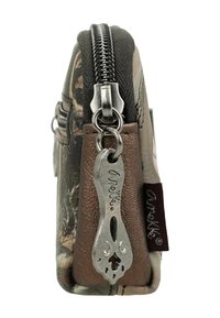 Monedero en estampado de camuflaje con una sección de cuero marrón texturizado. Presenta una cremallera plateada con un charm metálico decorativo adjunto.