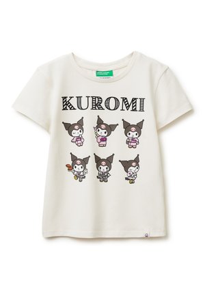 Biała koszulka z napisem "KUROMI" nad sześcioma małymi postaciami z kreskówek, noszącymi czarne czapki błazna z różowymi czaszkami, każda trzymająca różne przedmioty.