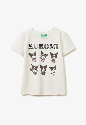 Wit T-shirt met de tekst "KUROMI" boven zes kleine cartoonfiguren die zwarte narhoeden dragen met roze schedels, elk met verschillende voorwerpen in hun handen.