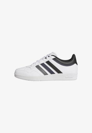 Weiße Low-Top-Sneaker mit schwarzen, marineblauen und grauen Streifen, schwarzem Fersenpanel und weißer Sohle mit eingeprägtem Logo an der Seite.