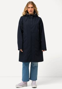 Ulla Popken LONGUE HYPRAR CAPUCHE ET DÉPERLANTE - Vodotěsná bunda - dark blue