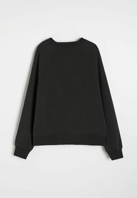 Czarna bluza z raglanowymi rękawami, okrągłym dekoltem oraz ściągaczami na mankietach i dole. Wykonana z miękkiego materiału o gładkiej teksturze.