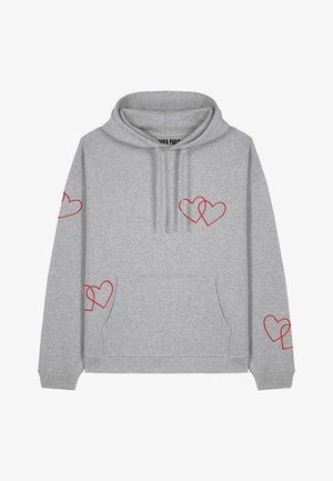 Sudadera gris con un bolsillo canguro. Presenta un bordado de corazones entrelazados rojos en la parte delantera y en las mangas. Fabricada con material de algodón suave.