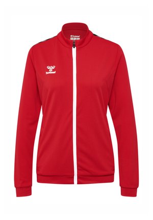 Czerwona kurtka sportowa z pełnym białym zamkiem, wysokim kołnierzem, teksturowanym materiałem i czarnymi detalami na ramionach z białym logo.