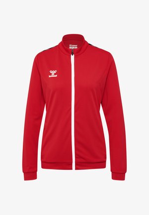 Veste de survêtement rouge avec une fermeture éclair blanche complète, un col haut, un tissu texturé et des détails noirs aux épaules arborant un logo blanc.