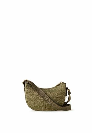 Sac bandoulière en forme de croissant texturé vert olive avec une large sangle ajustable présentant un logo embossé.