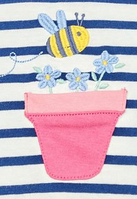 JoJo Maman Bébé BEE APPLIQUE POCKET REGULAR FIT - T-shirts print - ecru navy stripe