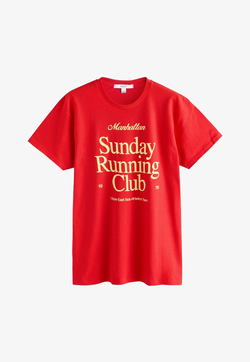 Tricou roșu cu mâneci scurte, cu text galben: "Manhattan Sunday Running Club 1979 Upper East Side Athletics Team."