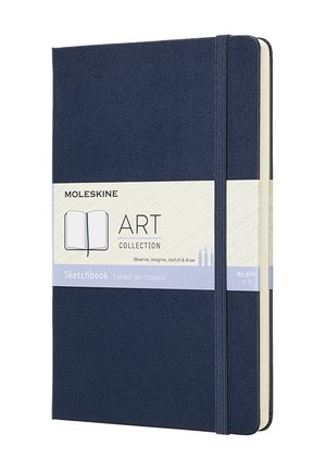 Sketchbook blu navy della collezione Moleskine Art con elastico ed etichetta che indica il peso della carta di 165 g/m² e dettagli del marchio.