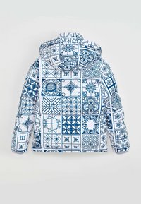 Veste rembourrée avec un motif de carreaux bleus et blancs, dotée d'une capuche et de poignets élastiques. Le matériau semble lisse et déperlant.
