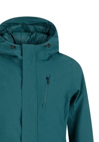 Chaqueta impermeable color verde azulado con capucha acolchada, bolsillo con cremallera en el pecho y cordones ajustables en la capucha sobre un fondo blanco.