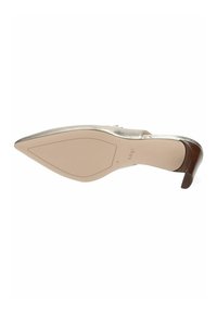 Scarpa con punta affusolata e parte superiore in metallo argentato, texture liscia e tacco in legno marrone. Presenta un design elegante e minimalista e una suola liscia.