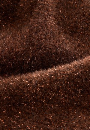 Tessuto marrone soffice con una texture morbida, caratterizzato da sottili fibre metalliche che aggiungono lucentezza. Pieghe ondulate creano profondità e interesse visivo.