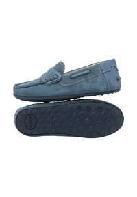 Mocasines de ante azul con un upper texturizado, costuras decorativas y suela de goma con puntos de tracción redondeados. Diseño ligero y flexible.