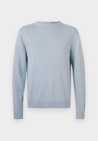 Gaiši zils adīts džemperis ar apaļu kakla izgriezumu, garām piedurknēm un ribotām aprocēm un apakšmalu. Mīksta tekstūra, vienkāršs dizains, bez rakstiem vai akcentiem.