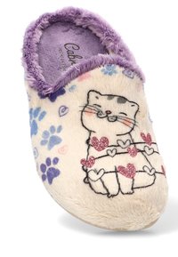 Zapatilla slip-on de felpa en crema con acentos morados, que presenta un diseño de gato de dibujos animados y huellas de patas coloridas. Textura suave en toda la superficie.