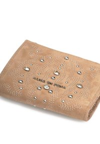 Billetera de ante en un tono marrón claro con un patrón bordado, tachuelas plateadas y brillantes. Presenta una superficie texturizada y detalles de costura.