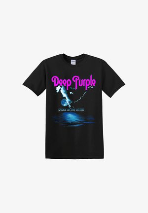 Černé bavlněné tričko s tučným růžovým nápisem "Deep Purple" a textem "Smoke on the Water", doplněné modrou grafikou vody a mraků.