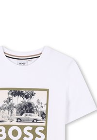 T-shirt bianca in cotone con una stampa grafica di palme e una macchina classica, con "BOSS" in lettere bold e un bordo verde oliva.