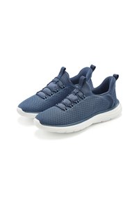 Blaue Netz-Sneaker mit strukturiertem Muster, elastischen Schnürsenkeln, einem gepolsterten Kragen und einer weißen Außensohle. Entwickelt für Komfort und Unterstützung.