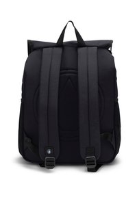 Sac à dos en tissu noir avec des bretelles rembourrées, fermeture enroulable et détail de patch logo. Il présente des motifs texturés et du matériel renforcé.