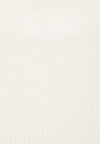Witte gebreide sweater met een textuur en een geribbelde structuur, voorzien van een ronde halslijn. De stof lijkt zacht en lichtgewicht.