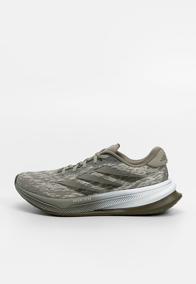 Zapatilla de running atlética en gris y blanco con parte superior texturizada, diseño con cordones, suela acolchada y la marca "Dreamstrike" en la entresuela.