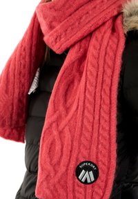 Bufanda de punto en color coral, con un patrón de cordones, hecha de material suave. Logo redondo negro con el acento "SUPERDRY" en un extremo.