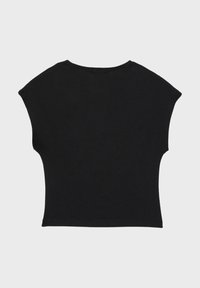 Schwarzes, kurzärmeliges, bauchfreies Oberteil mit breiten Schultern und rundem Ausschnitt, flach auf einem hellgrauen Hintergrund liegend.