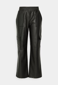 Černé široké kalhoty z umělé kůže se širokým elastickým pasem a velkými předními a bočními kapsami.