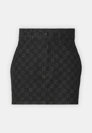 Svart denim skjørt med en teksturert geometrisk mønster, høy livdesign, og standard fem-lommers styling med front knappelukking.