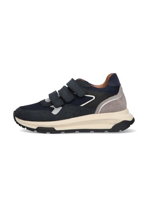 Baskets bleu marine avec des accents en maille et en suède, trois bandes Velcro, semelle texturée et semelle intermédiaire crème. Présente un design épuré et sportif.