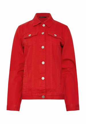 Czerwona kurtka dżinsowa z srebrnymi zatrzaskami, dwoma kieszeniami z patkami na piersiach oraz długimi rękawami, prezentowana na białym tle.