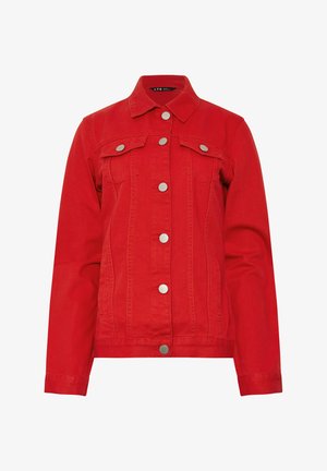 Czerwona kurtka dżinsowa z srebrnymi zatrzaskami, dwoma kieszeniami z patkami na piersiach oraz długimi rękawami, prezentowana na białym tle.