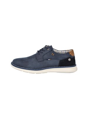 Zapato informal azul marino con cordones, suela blanca, parche negro en el talón, detalle marrón y forro interior a rayas, mostrado de lado.
