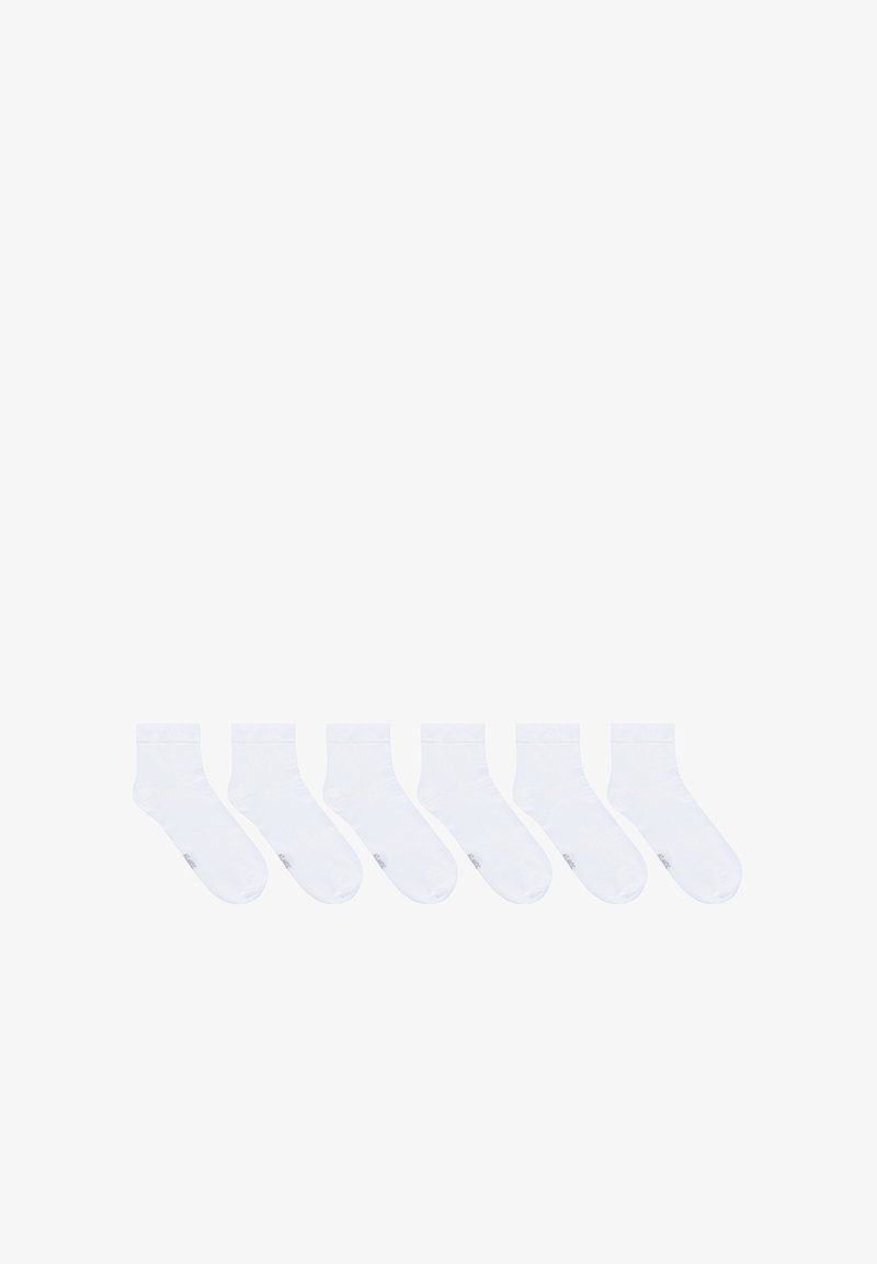 Białe bawełniane skarpetki do kostek, sześć par, o gładkiej fakturze i wzmocnionych mankietach. Każda skarpetka ma subtelne logo marki nadrukowane w pobliżu palców.