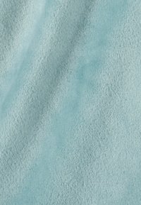 Zacht, lichtblauw stof met een gladde textuur en een lichte pool, dat lijkt op fleece, met een zachte val en zonder zichtbare patronen of versieringen.
