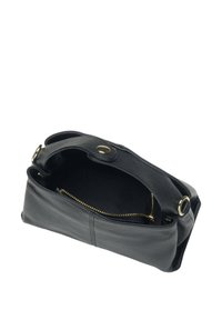 Czarna skórzana torebka, wyposażona w zapinaną na zamek kieszeń wewnętrzną, o teksturowanym wykończeniu, z zaokrąglonymi uchwytami i zapięciem na magnes.