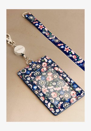 Tmavomodrá kvetinová šnúrka na krk s vysúvacou cievkou a zodpovedajúcim držiteľom pre ID kartu, zdobená kvetmi, gombíkmi a priehľadným okienkom na kartu.