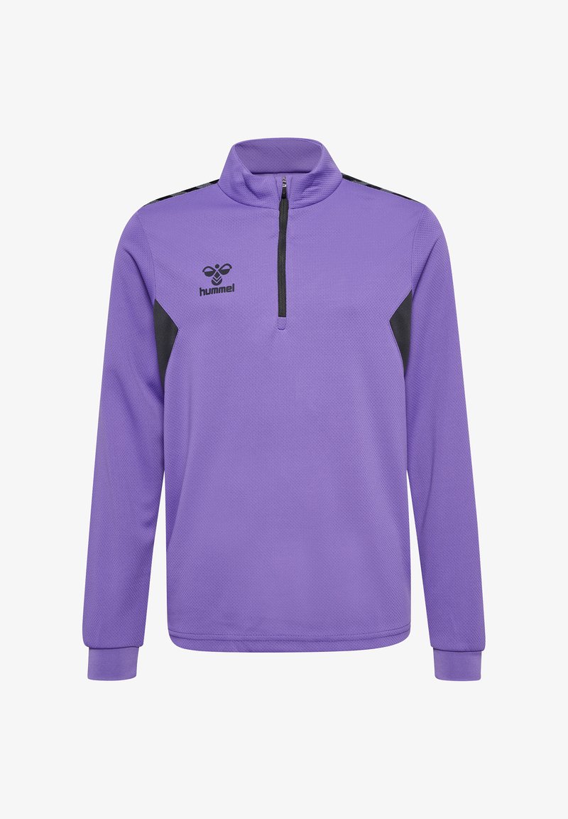 Fioletowy sweter z długim rękawem i ćwierć zamkiem, z czarnymi akcentami po bokach oraz fakturowanym materiałem. Logo umiejscowione na klatce piersiowej.