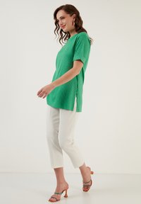 LELA Slim Fit - Palaidinė - benetton color