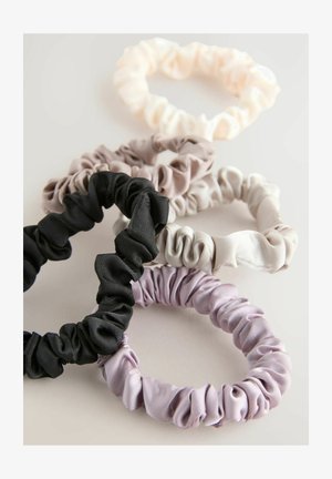 Viisi satiinista hiuslenkkiä mustana, vaaleanpunaisena, kermana, harmaana ja laventelina. Hiuslenkkeissä on poimutettu pinta ja joustava muotoilu hiusten kiinnittämiseen.