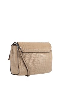 Borsa a tracolla in finta pelle beige con motivo coccodrillo testurizzato, forma rettangolare, chiusura a pattina e tracolla regolabile. Dettagli metallici color argento.