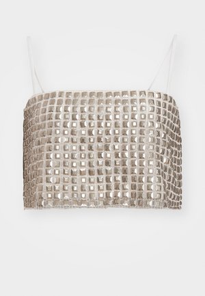 Metaliczny srebrny crop top z kwadratowymi cekinami i cienkimi białymi ramiączkami, prostokątny kształt, gładka tekstura i równomierny wzór w siatkę.