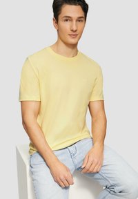 s.Oliver MIT CREW NECK UND LOGO - T-shirt basic - hellgelb